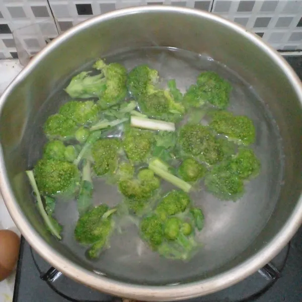 Kemudian rebus brokoli hijau hingga matang.