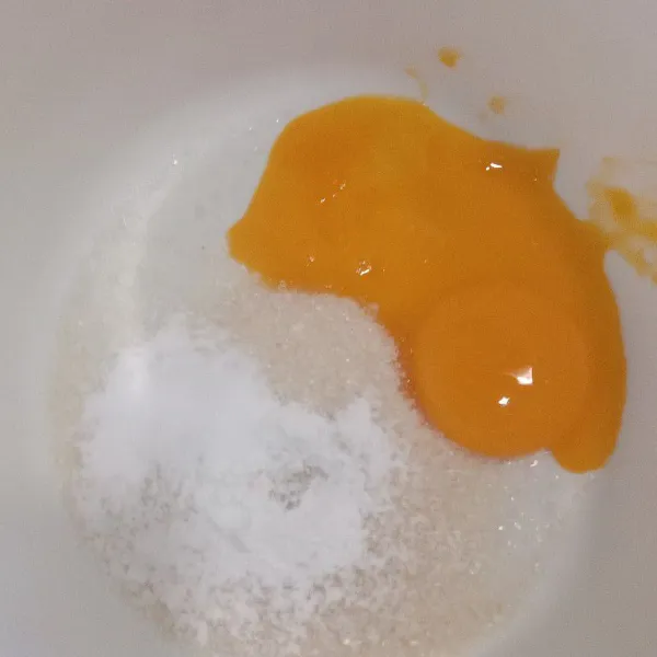 Siapkan wadah untuk mengaduk. Masukkan kuning telur, pasir, baking powder dan baking soda, mixer dengan kecepatan tinggi hingga tercampur rata dan pucat.