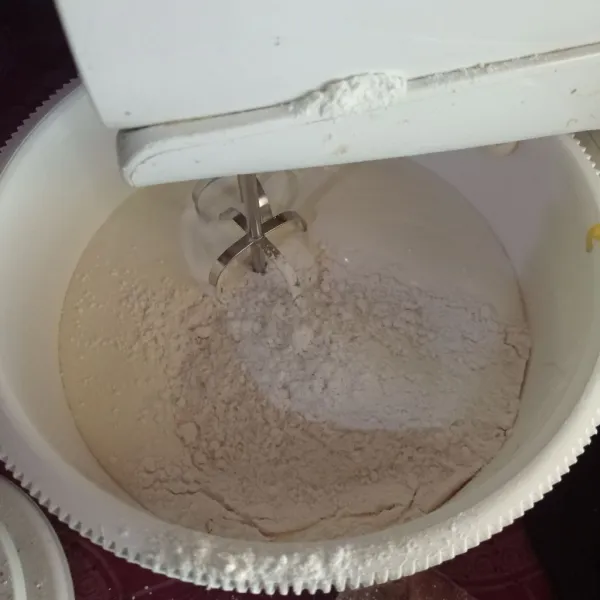 Masukkan tepung, mixer lagi asal rata.