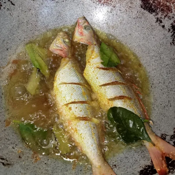 Panaskan minyak lalu masukkan ikan setelah ikan mulai matang masukkan daun jeruk.