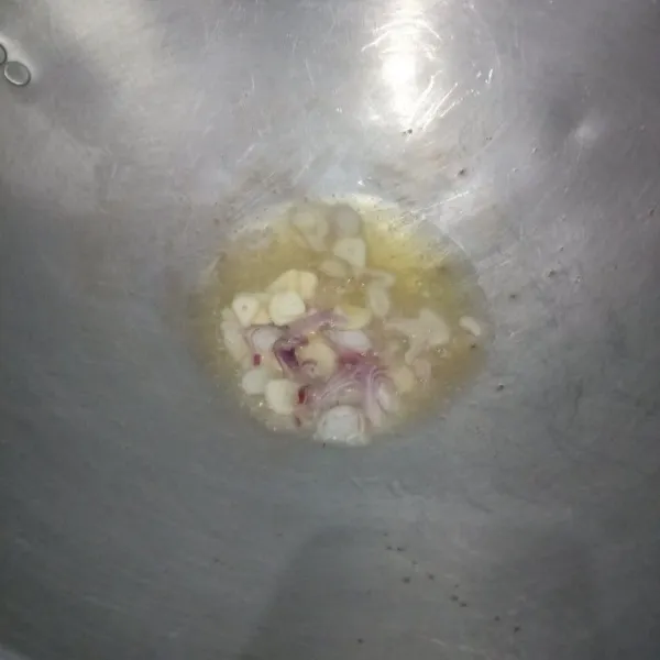 Panaskan minyak goreng tumis bumbu iris sampai layu.