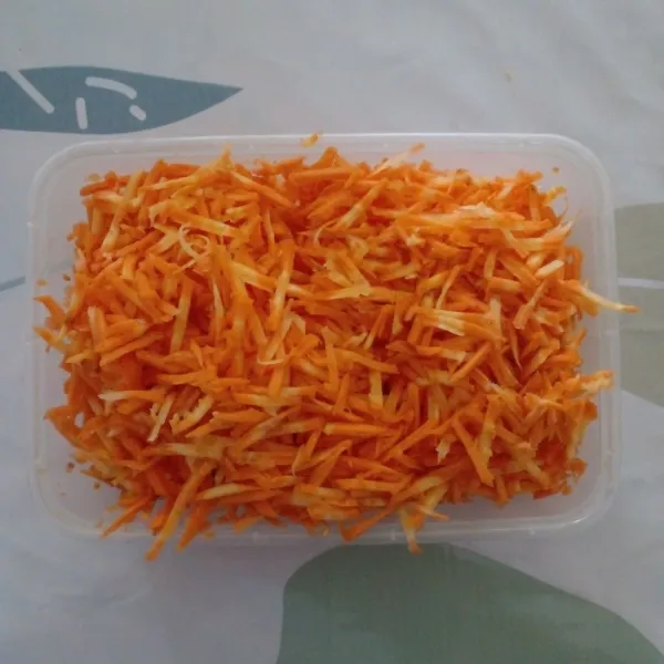 Potong wortel sesuai selera.