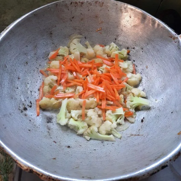Masukan wortel, masak kembali sampai sayur empuk.