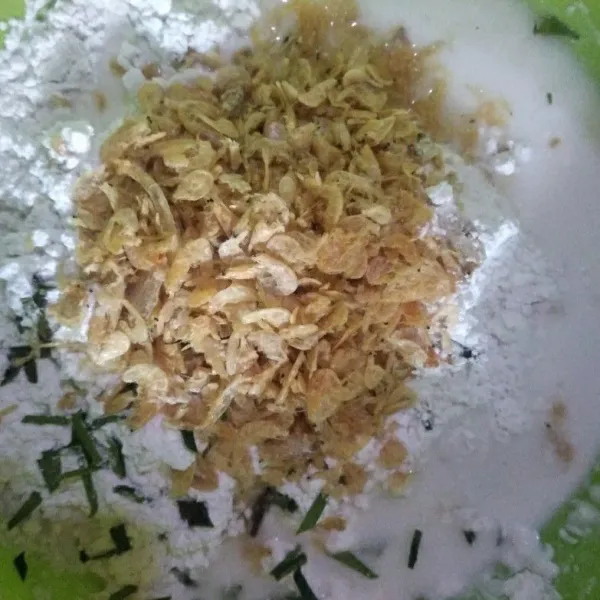 Campur semua bahan yaitu tepung beras, rebon, dan daun jeruk.