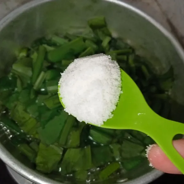 Rebus air hingga mendidih lalu masukkan sayur genjer, tambahkan garam, aduk rata.