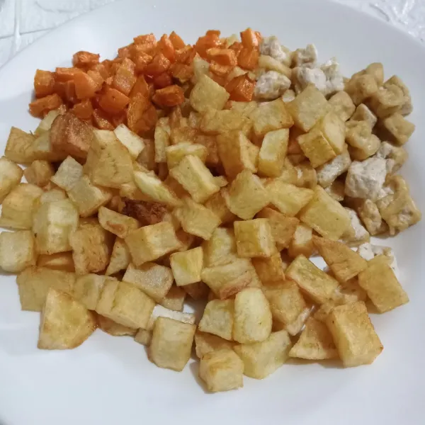 Siapkan kentang, wortel dan tahu yang sudah digoreng.