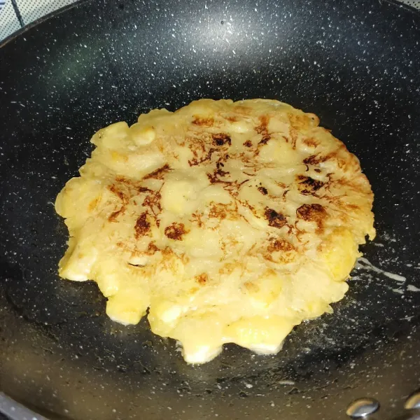 Bila bagian bawah sudah sedikit kecokelatan, segera balik dan masak sampai matang, sajikan!