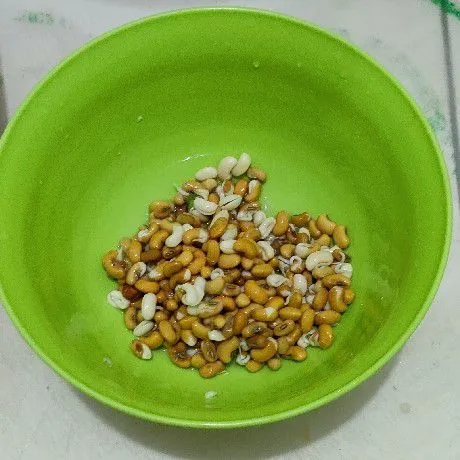 Siapkan kacang tolo yang sudah direndam sampai empuk.