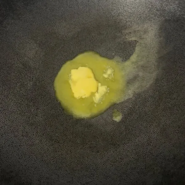 Panaskan mentega dalam teflon
