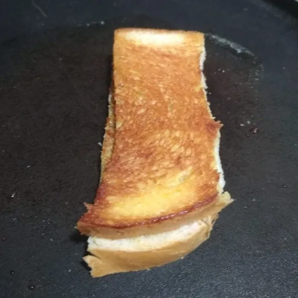 Panaskan teflon yang sudah diberi sedikit margarin bakar roti hingga matang kedua sisi.