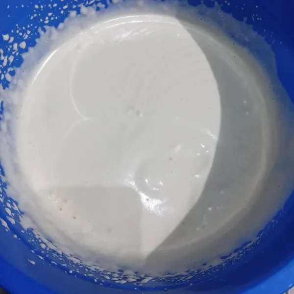 Mixer telur dan gula pasir hingga mengembang putih kental berjejak..