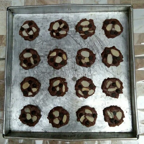 Beri topping almond panggang dan chococips.