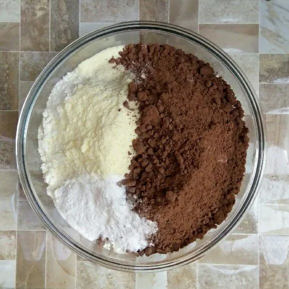 Campur ke dalam wadah tepung terigu, tepung maizena, coklat bubuk, susu bubuk, dan vanili bubuk, sisihkan.