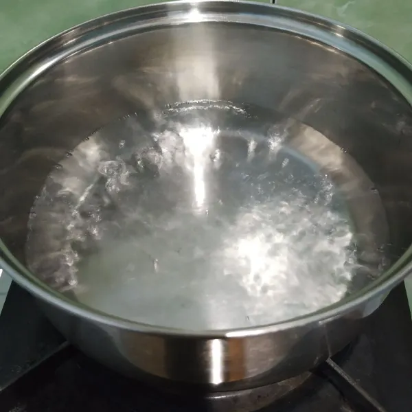 Tuang 500 ml air ke dalam panci lalu masak hingga mendidih.
