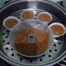 Tuang di aluminium foil cupcake. Kukus 15 menit hingga matang. Sajikan dengan glaze coklat dan keju parut.