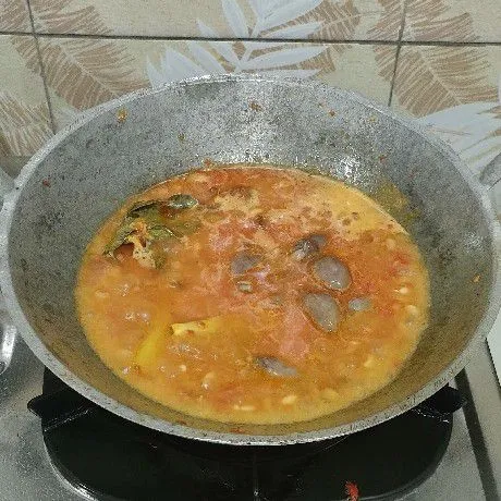 Tambahkan air matang, garam, kaldu bubuk, gula pasir, dan gula merah. Biarkan sampai bumbu meresap.