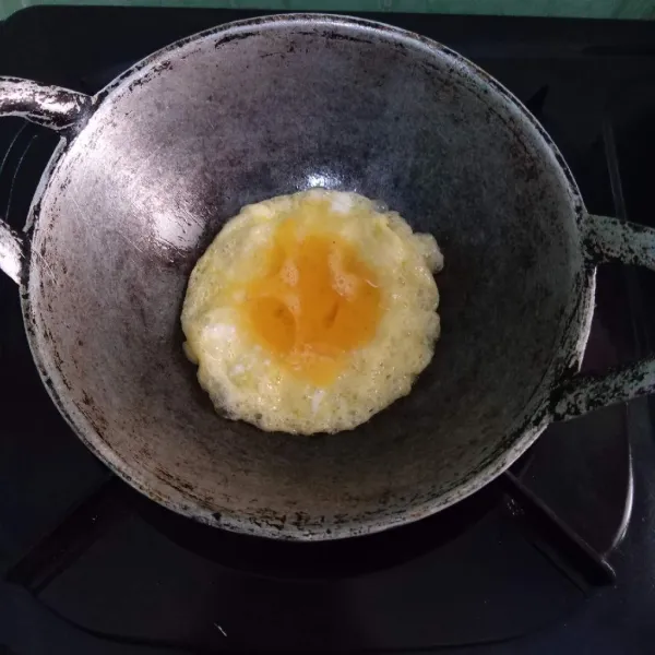 Tuang ½ sendok sayur, bikin telur dadar di wajan kecil. Jadi 8 pcs telur dadar.