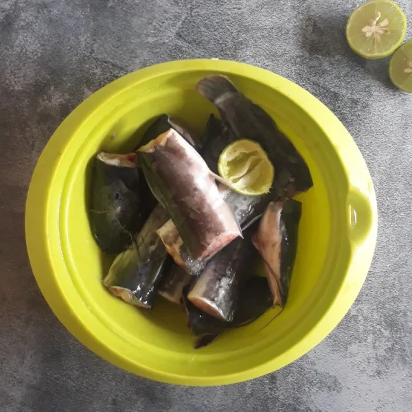 Bersihkan ikan lele, cuci bersih lalu potong menjadi 3 bagian. Lumuri dengan garam dan air jeruk nipis lalu aduk rata. Marinasi selama 10 menit.
