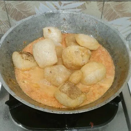 Masukkan krecek, aduk sampai krecek lembut.