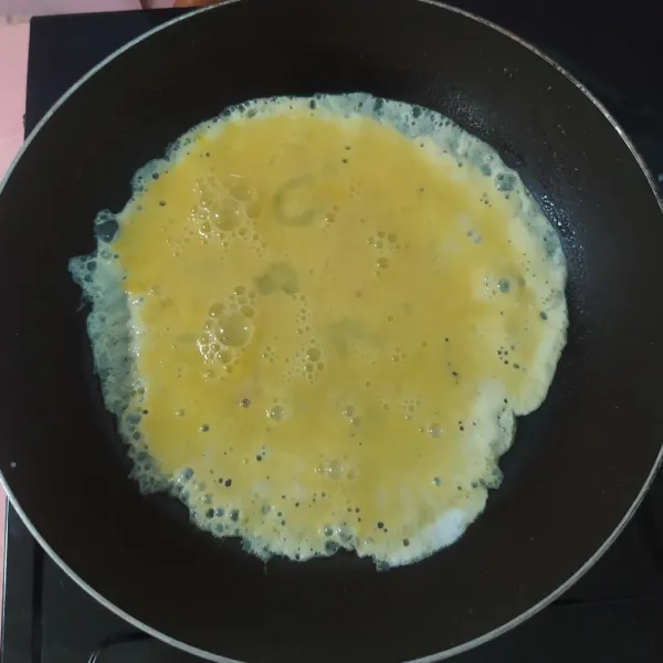 Kocok telur, lada dan garam. Tuang kocokan telur ke dalam pan.