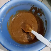 Tambahkan pasta coklat, aduk balik hingga homogen.