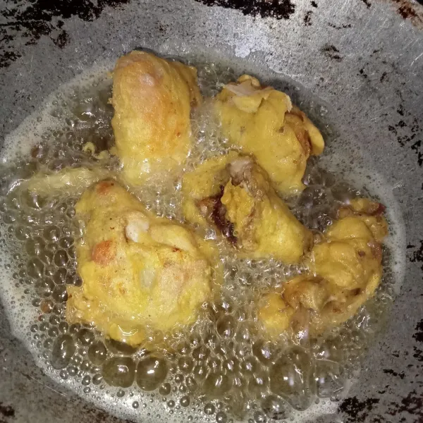 Panaskan minyak dan masukkan ayam, goreng hingga kuning keemasan, angkat dan tiriskan.