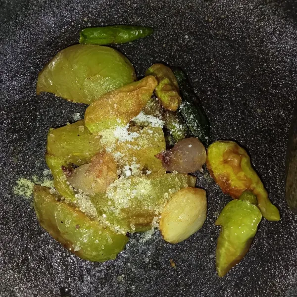 Goreng semua bahan sambal hingga matang lalu letakkan di atas cobek, tambahkan garam dan kaldu jamur.