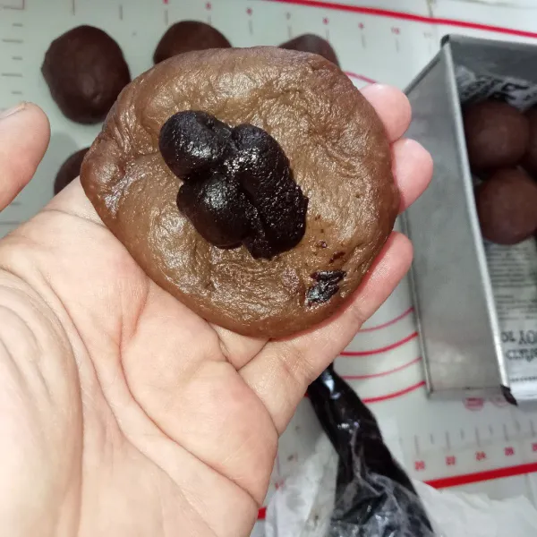 Ambil adonan masing-masing beri isian coklat pasta.