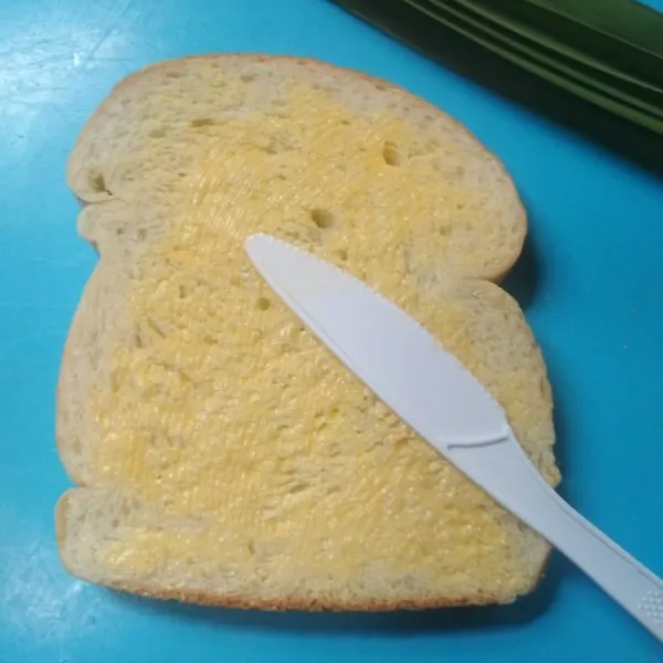 Poles roti tawar dengan margarin.