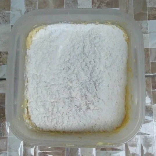 Masukkan campuran tepung secara bertahap.