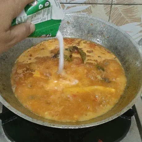 Tuang santan, aduk perlahan. Koreksi rasa.