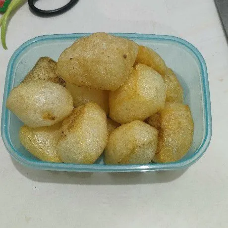 Siapkan rambak yang sudah di goreng.