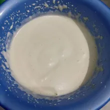 Mixer telur dan gula kastor hingga mengembang kental berjejak.