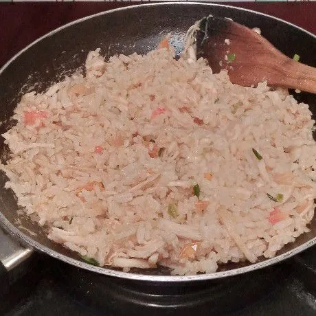 Aduk-aduk hingga tercampur rata. Masak sampai nasi tanak.