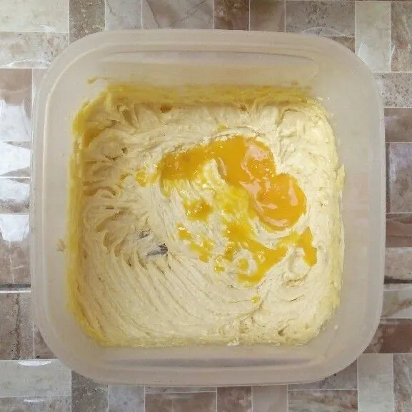 Kocok selama 2 menit, masukkan kuning telur, mixer sampai rata.