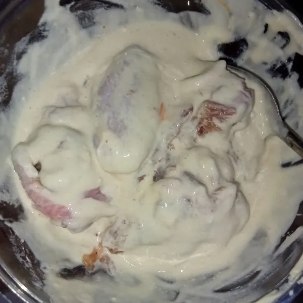 Campur bahan balutan ayam aduk rata hingga mengental lalu masukkan ayam aduk rata.