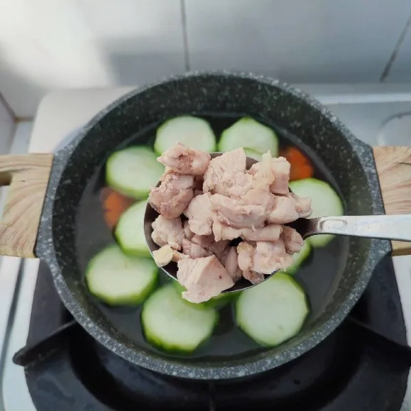 Masukkan oyong dan ayam rebus, masak hingga mendidih.