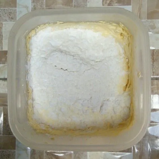Masukkan tepung yang sudah dicampur dengan bahan lainnya secara bertahap.