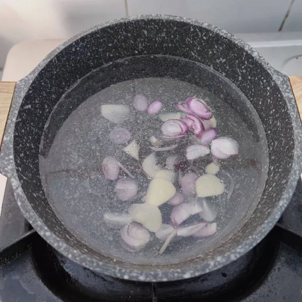 Rebus air dan irisan bawang merah dan bawang putih hingga mendidih.