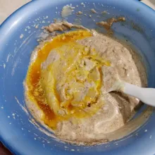 Masukkan margarin cair, aduk balik dengan spatula.