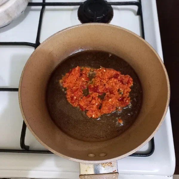 Haluskan bawang merah, bawang putih, cabe merah keriting dan kemiri sangrai, tumis bumbu tersebut dengan minyak secukupnya hingga harum.
