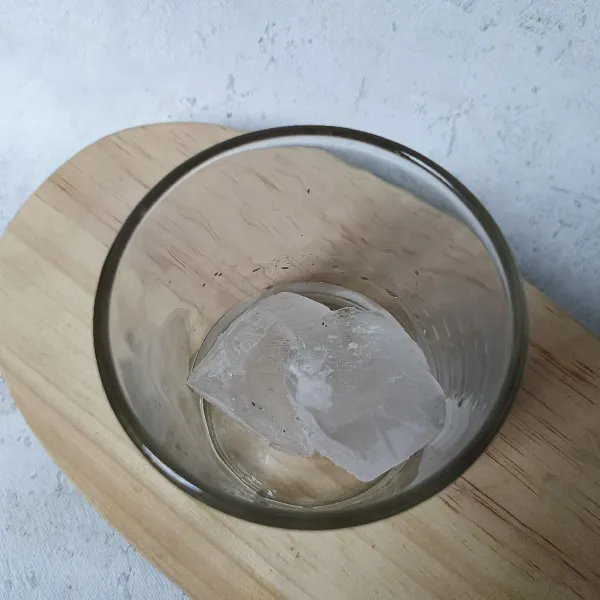Siapkan gelas dan masukkan es batu secukupnya.