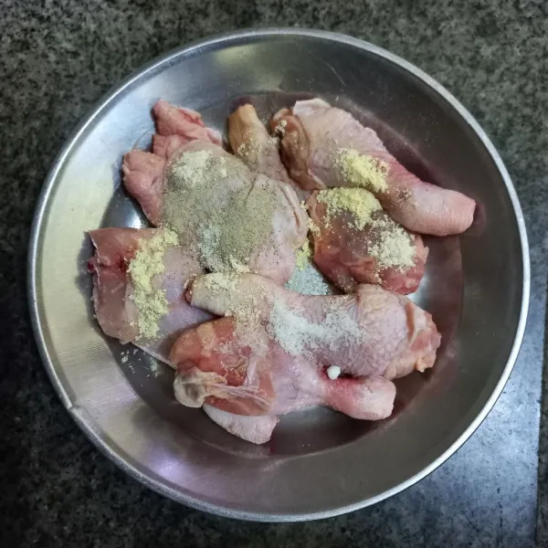 Beri bumbu marinasi, aduk rata dan diamkan minimal 30 menit.