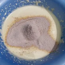 Masukkan terigu yang telah diayak dengan coklat bubuk. Aduk balik dengan spatula.