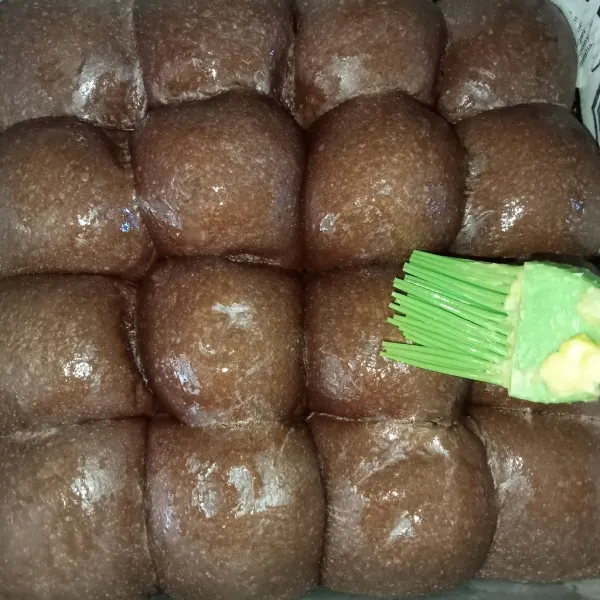 Setelah roti matang segera olesi dengan margarin.