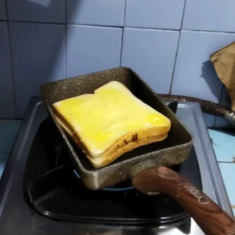 Panggang roti hingga matang atau coklat kehitaman.