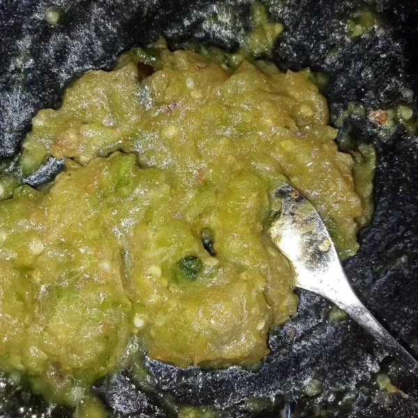 Uleg hingga halus, kemudian tuang minyak panas aduk rata. Sajikan dengan ayam, Yummy.