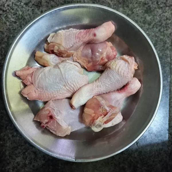 Siapkan potongan ayam yang telah dibersihkan.