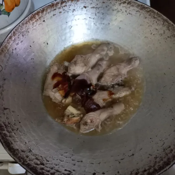 Tambahkan garam, kecap manis dan saus tiram.