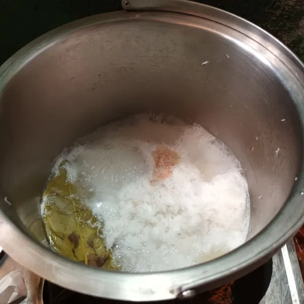 Lalu masukkan kelapa parut, garam, dan kaldu jamur. Aduk rata.